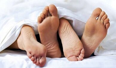How is the virus of human papilloma transmitted